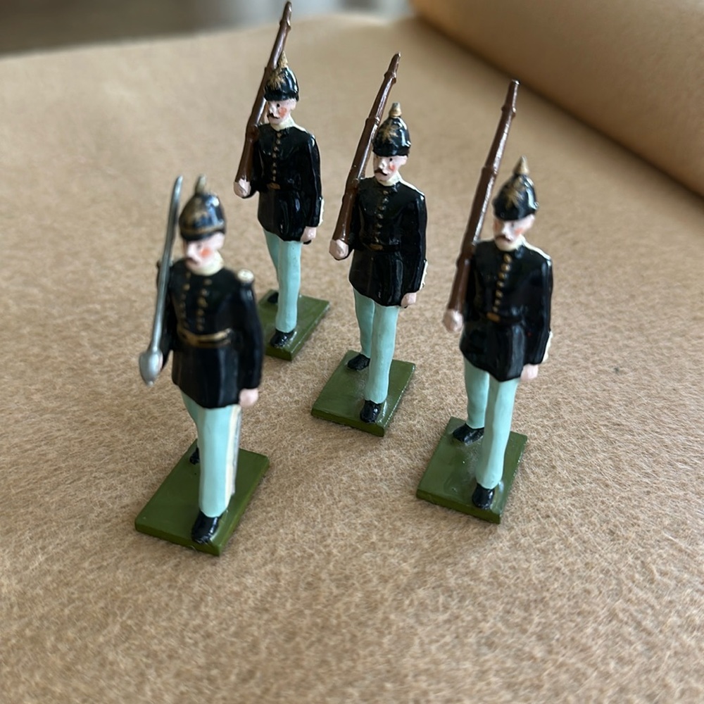 BRITIANS Metal figures. Guards marching.